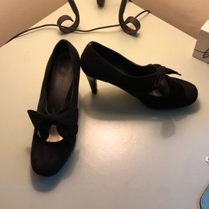 Black bow heels